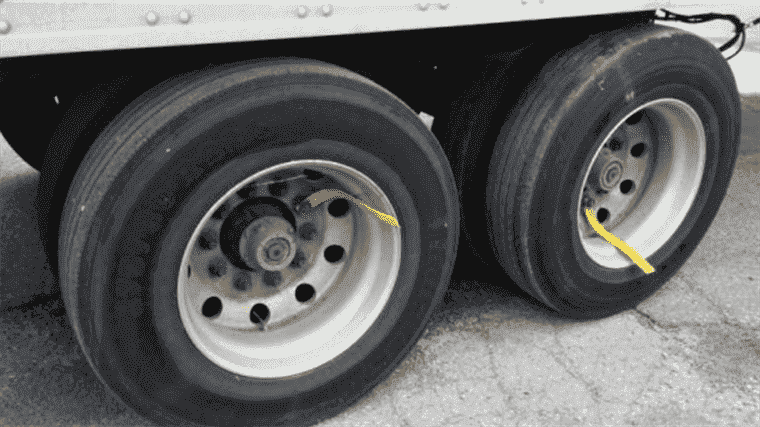 Voici à quoi servent ces bandes suspendues aux roues de camion