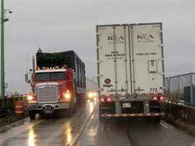 Des camions de transport transfrontalier se croisent sur le pont Peace à la frontière canado-américaine à Buffalo, NY, le 10 janvier 2018.