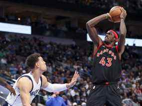 L'attaquant des Raptors de Toronto Pascal Siakam (à droite) tire sur le centre des Dallas Mavericks Dwight Powell lors de la seconde moitié d'un match de la NBA le 19 janvier 2022 au American Airlines Center.