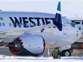 Le Boeing 737 MAX 8 de WestJet, numéro d'enregistrement C-FHCM, est entreposé avec des avions 737 plus anciens sur une piste inutilisée à l'aéroport international de Calgary le jeudi 25 février 2021. C-FHCM était l'avion utilisé par WestJet lors du premier vol commercial de la compagnie Avions MAX 8 le 21 janvier 2021. Gavin Young/Postmedia