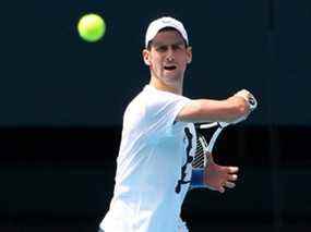 Le Serbe Novak Djokovic participe à une séance d'entraînement à Melbourne avant le tournoi de tennis de l'Open d'Australie le 11 janvier 2022.