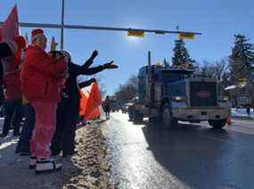 Les gens se rassemblent pour soutenir les camionneurs opposés aux mandats de vaccination au Palais législatif de la Saskatchewan à Regina, le samedi.  29 janvier 2022.