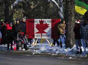 Les gens se rassemblent pour soutenir les camionneurs opposés aux mandats de vaccination au Palais législatif de la Saskatchewan à Regina, le samedi.  29 janvier 2022.