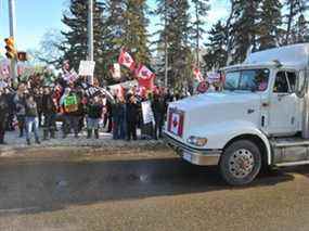 Les gens se rassemblent pour soutenir les camionneurs opposés aux mandats de vaccination au Palais législatif de la Saskatchewan à Regina, le samedi.  29 janvier 2022.