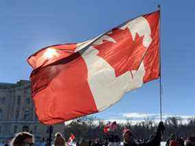 Les gens se rassemblent pour soutenir les camionneurs opposés aux mandats de vaccination au Palais législatif de la Saskatchewan à Regina, le samedi.  29 janvier 2022.