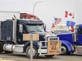 Le convoi bloque l'autoroute 4 près de Couts lundi.