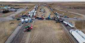 Des semi-remorques, des tracteurs agricoles et d'autres véhicules bloquent la circulation sur l'autoroute 4 lundi.