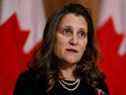 La vice-première ministre et ministre des Finances du Canada, Chrystia Freeland, participe à une conférence de presse à Ottawa.