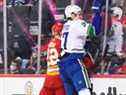 Tyler Myers vérifie Trevor Lewis des Flames de Calgary dans les bandes lors d'un match de la LNH au Scotiabank Saddledome le 29 janvier 2022.