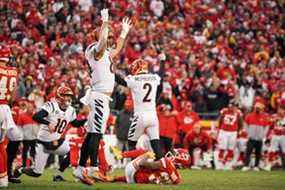 L'extrémité serrée des Bengals Mitchell Wilcox (84) célèbre après que le botteur Evan McPherson (2) ait réussi le but gagnant contre les Chiefs de Kansas City en prolongation du match de championnat de l'AFC au GEHA Field du Arrowhead Stadium.  Les Bengals de Cincinnati ont gagné 27-24.