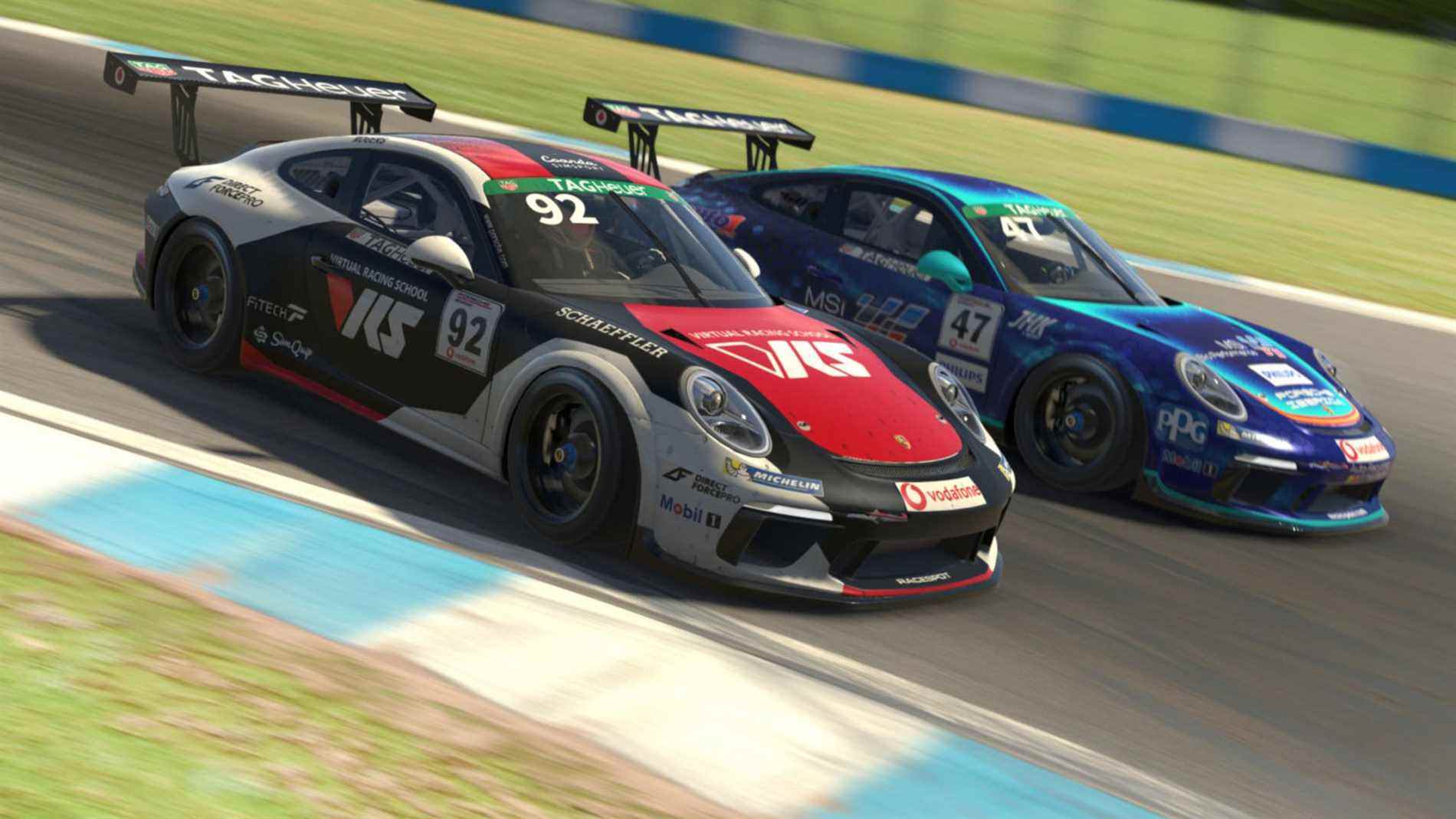 Deux voitures dans Gran Turismo 7 faisant la course autour d'une piste