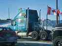 Les manifestants des restrictions de la COVID-19 et les partisans des camionneurs canadiens qui protestent contre le mandat du vaccin contre la COVID-19 encouragent un convoi de camions en route vers Ottawa, sur la route transcanadienne à l'ouest de Winnipeg, au Manitoba, le mardi 25 janvier 2022. LA PRESSE CANADIENNE/David Lipnowski 