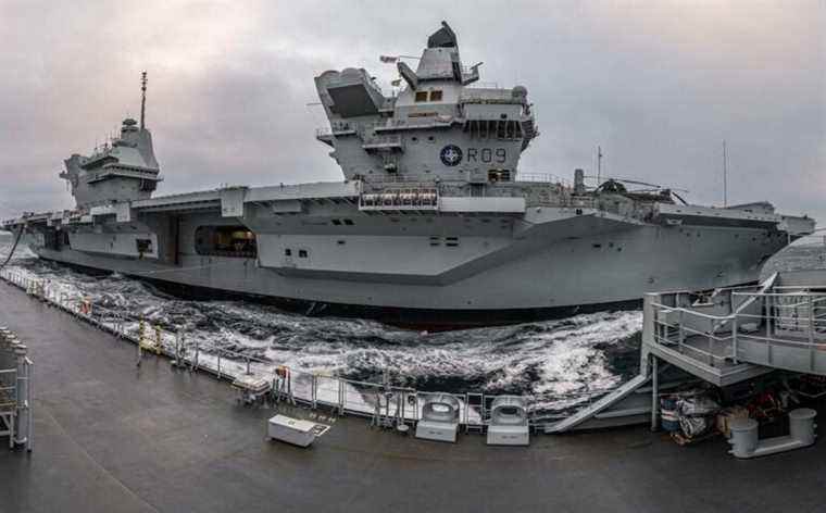 Sur la photo: le porte-avions de la Royal Navy HMS Prince of Wales effectue un ravitaillement en mer