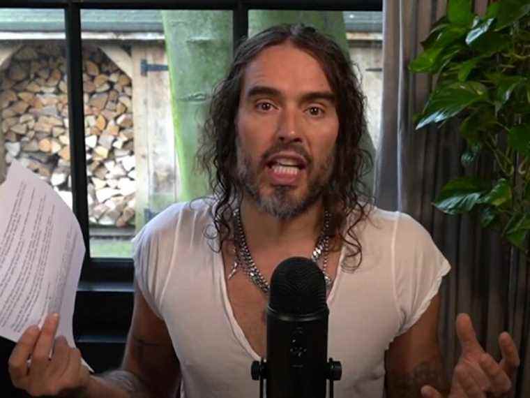 Comment Russell Brand a canalisé Joe Rogan et est devenu le « chapelier fou des théories du complot »