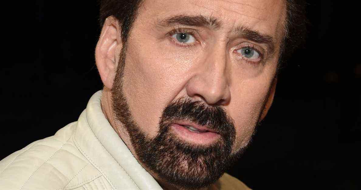 Le gothique autoproclamé Nicolas Cage a un corbeau qui l'insulte
