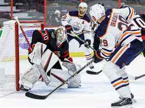 Le gardien de but des Sénateurs Matt Murray (30 ans) arrête le centre des Oilers d'Edmonton Leon Draisaitl (29 ans) lors d'un match de troisième période dans la LNH au Centre Canadian Tire, le 31 janvier 2022.