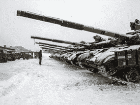 Un soldat ukrainien se tient devant des chars stationnés dans leur base près de Klugino-Bashkirivka, dans la région de Kharkiv en Ukraine, le 31 janvier 2022.