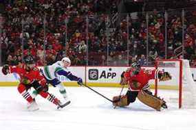 Marc-André Fleury # 29 des Blackhawks de Chicago défend un tir d'Elias Pettersson # 40 des Canucks de Vancouver lors de la première période au United Center le 31 janvier 2022 à Chicago, Illinois.