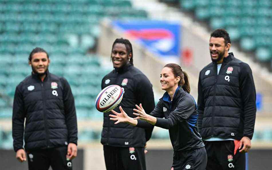 La duchesse de Cambridge attrape un ballon à l'entraînement de Twickenham - Justin Tallis /AFP