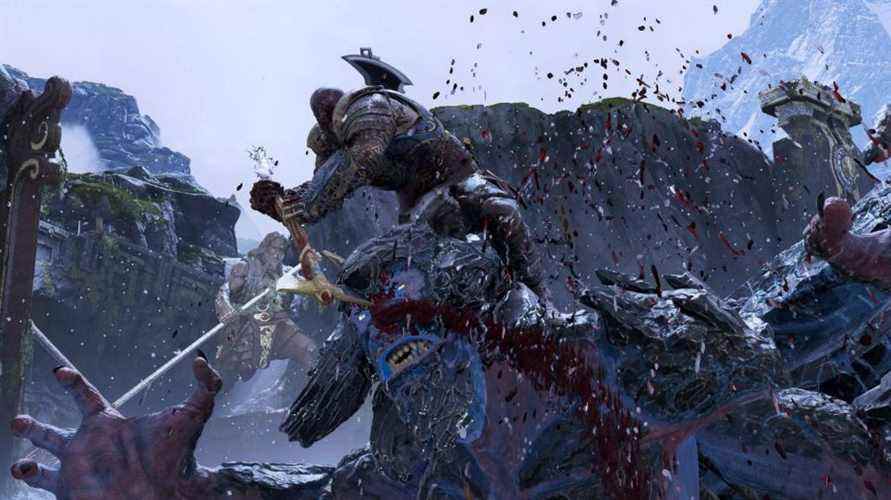 Kratos essayant de retirer sa hache de la tête d'une bête dans notre revue God of War PC