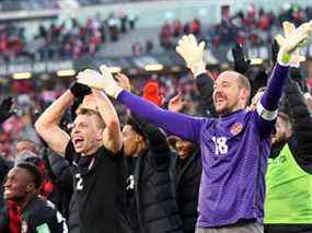 Alistair Johnston (n ° 2) et Milan Borjan (n ° 18) du Canada célèbrent après avoir battu les États-Unis 2-0 à la suite d'un match de qualification pour la Coupe du monde 2022 au Tim Hortons Field le 30 janvier 2022 à Hamilton.