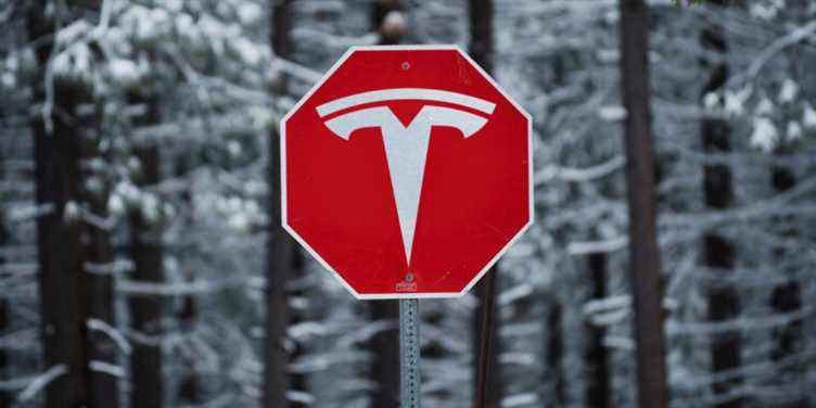 Tesla rappelle 53 822 voitures parce qu’elles ne s’arrêtent pas aux panneaux d’arrêt