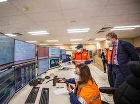 Le directeur général du groupe Rio Tinto, Jakob Stausholm, à droite, visite la mine souterraine d'Oyu Tolgoi à Khanbogd, dans le sud de la Mongolie, le 25 janvier 2022.