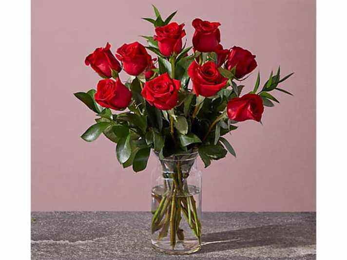 Bouquet de roses rouges FTD dans un vase en verre.