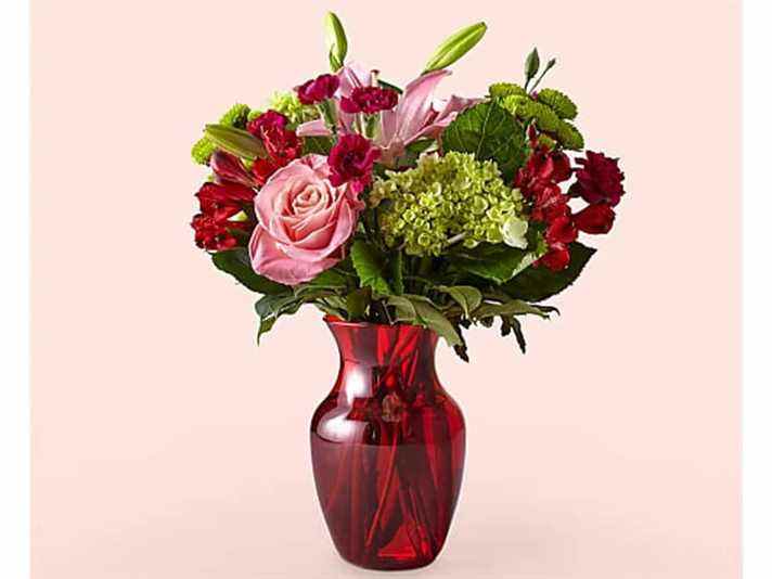 Pro Flowers Love Me Bouquet dans un vase en verre rouge.