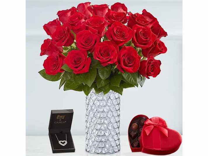 1800 Fleurs deux douzaines de roses rouges Sparkle Her Day avec des chocolats et un collier. 