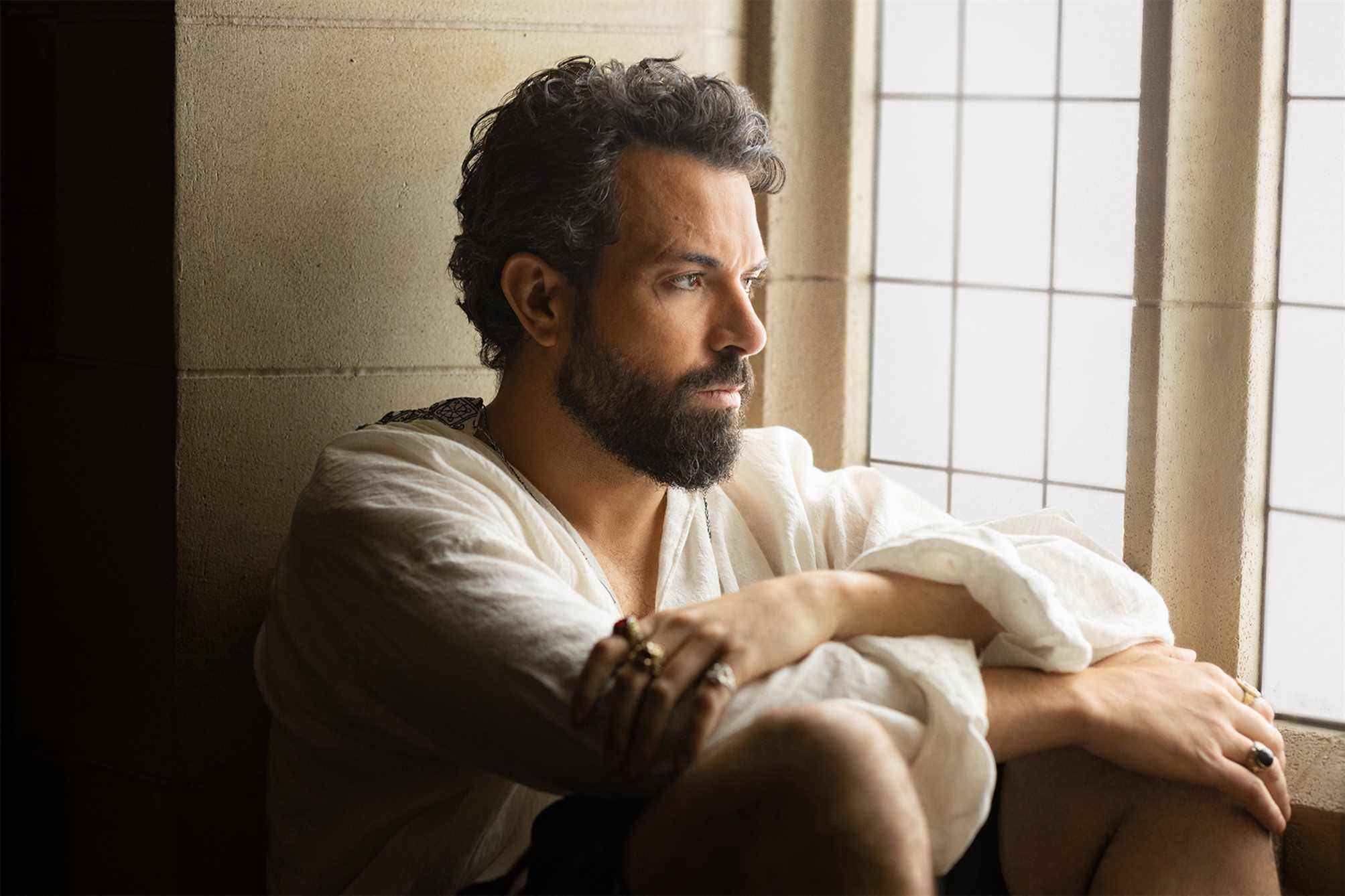 Tom Cullen dans le rôle de Thomas Seymour dans Becoming Elizabeth