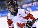 Le Canada aura deux porte-drapeaux pour la cérémonie d'ouverture des deuxièmes Jeux olympiques d'affilée après que la star du hockey Marie-Philip Poulin et le patineur de vitesse courte piste Charles Hamelin ont été nommés mercredi soir à Pékin. 