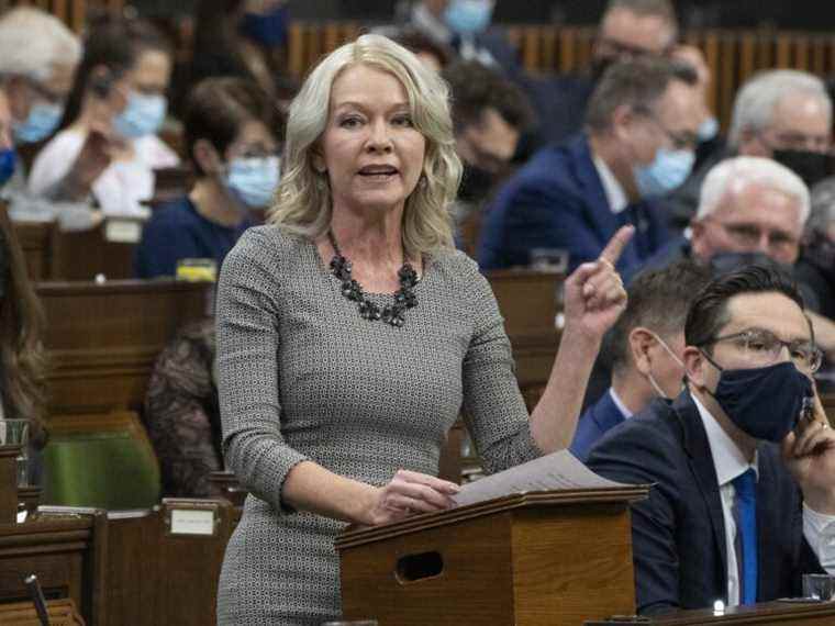 Les conservateurs choisissent la députée manitobaine Candice Bergen comme chef par intérim après avoir évincé O’Toole