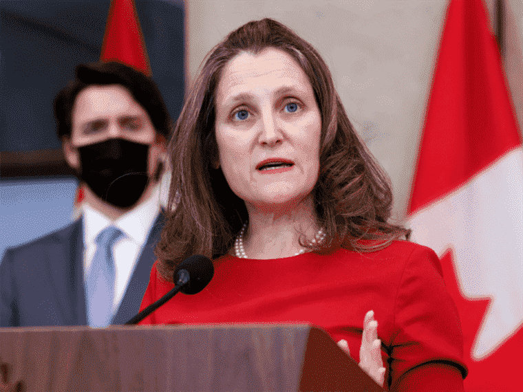 Le budget fédéral doit se concentrer sur la croissance économique et tenir compte de la forte inflation : Freeland