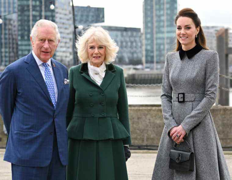 La duchesse de Cambridge arbore un sac Mulberry sold-out pour une sortie avec la belle-famille