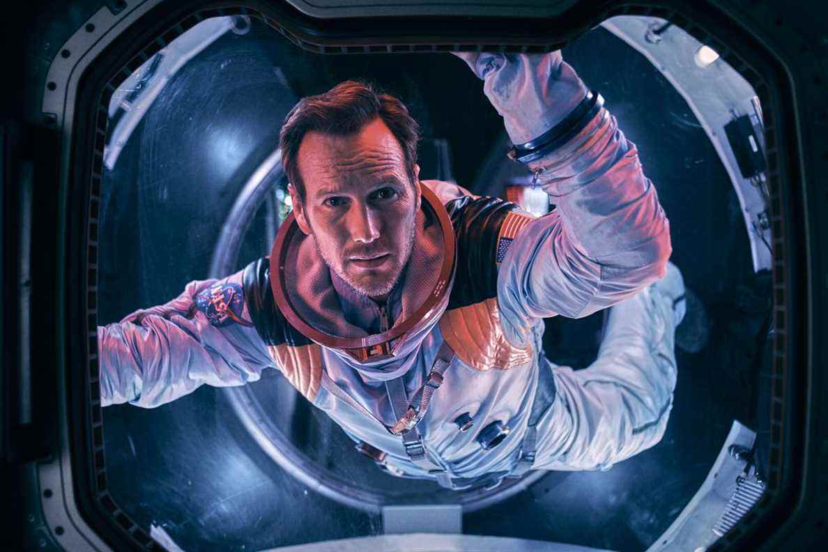 Patrick Wilson en combinaison spatiale flotte dans un sas à Moonfall