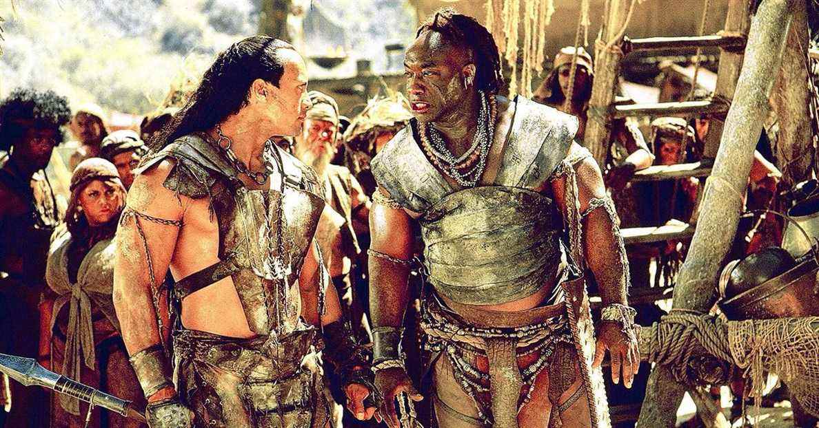 Dwayne Johnson et Michael Clarke Duncan se regardent dans The Scorpion King