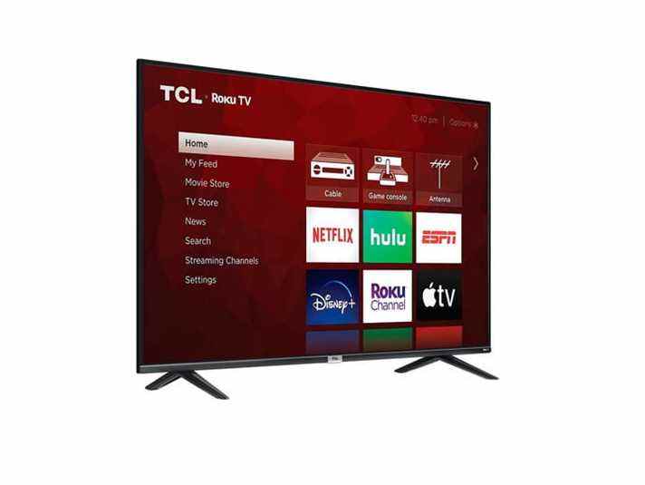 Un téléviseur Smart Roku UHD 4K de classe 4 TCL de 55 pouces sur fond blanc.