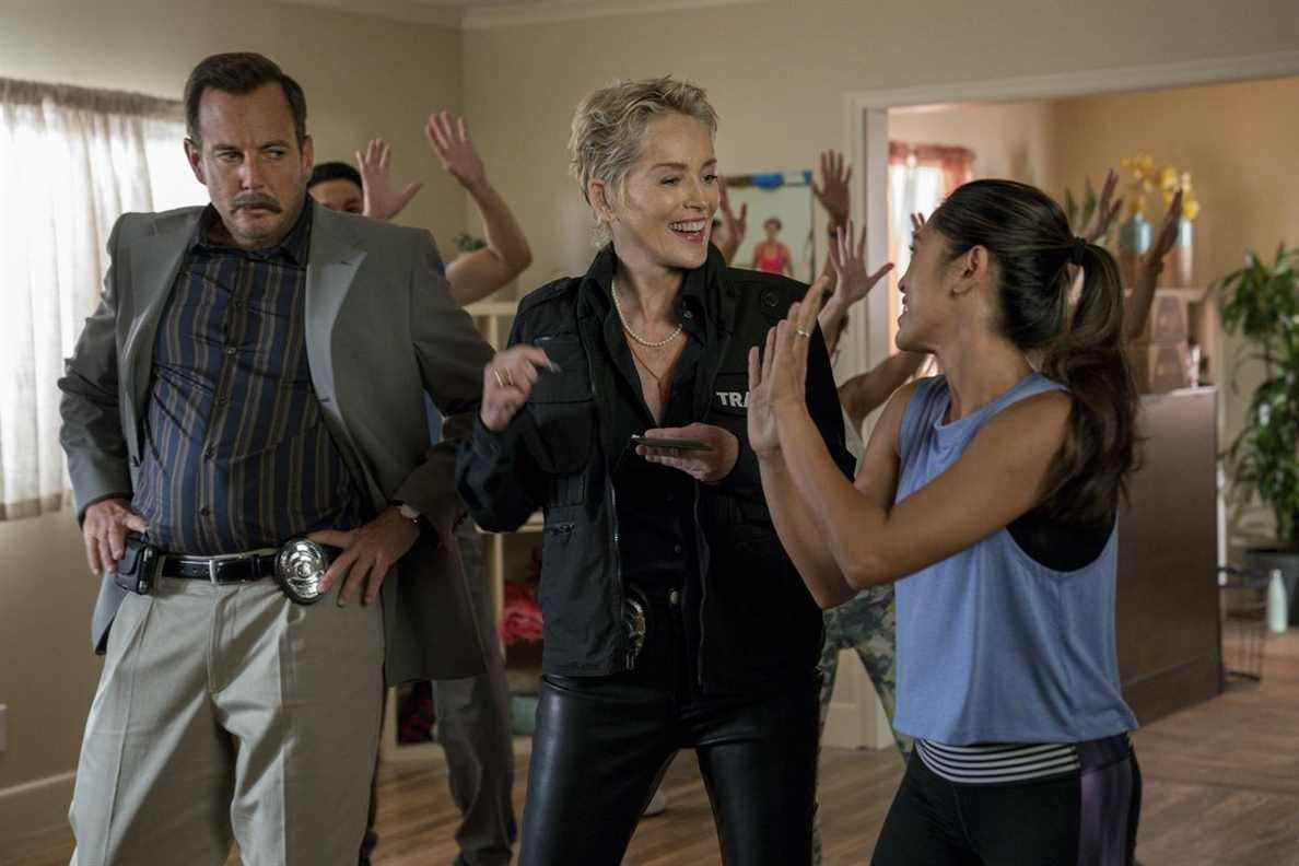 Sharon Stone interviewe un suspect au milieu d'un cours de zumba sous le regard de Will Arnett