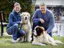 L'ancien Canadien de Montréal Chris Nilan et sa petite amie, Jaime Holtz, emmènent leurs chiens Adele et Bodhi, à gauche, dans un parc près de leur domicile à Terrasse-Vaudreuil, à l'ouest de Montréal, le jeudi 9 mai 2019.