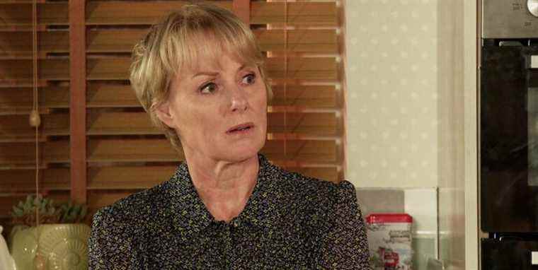 Sally Metcalfe de Coronation Street va saboter Elaine Jones alors que leurs tensions se poursuivent

