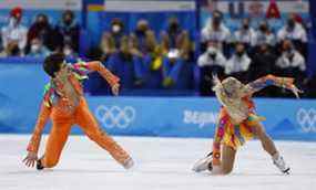 Jeux olympiques de Pékin 2022 - patinage artistique - événement d'équipe - danse sur glace - danse rythmique - stade intérieur de la capitale, Pékin, Chine - 4 février 2022. Piper Gilles du Canada et Paul Poirier du Canada en action.