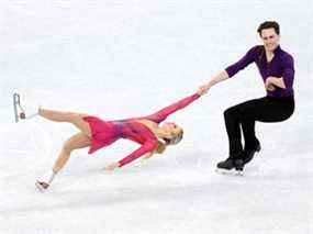 BEIJING, CHINE - 04 FÉVRIER : Kirsten Moore-Towers et Michael Marinaro d'Équipe Canada patinent dans l'épreuve par équipe du programme court de patinage en couple lors des Jeux olympiques d'hiver de Beijing 2022 au Capital Indoor Stadium le 04 février 2022 à Beijing, en Chine.