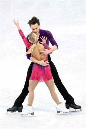 BEIJING, CHINE - 04 FÉVRIER : Kirsten Moore-Towers et Michael Marinaro d'Équipe Canada patinent dans l'épreuve par équipe du programme court de patinage en couple lors des Jeux olympiques d'hiver de Beijing 2022 au Capital Indoor Stadium le 04 février 2022 à Beijing, en Chine.