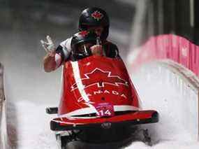 Nick Poloniato et Jesse Lumsden, du Canada, terminent leur dernière manche lors de l'épreuve de bobsleigh à deux hommes aux Jeux olympiques d'hiver de PyeongChang 2018, le 19 février 2018 à Pyeongchang-gun, en Corée du Sud.