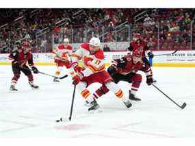 L'ailier gauche des Flames de Calgary Milan Lucic (à gauche) patine contre le défenseur des Coyotes de l'Arizona Dysin Mayo lors de la troisième période au Gila River Arena hier soir à Glendale, en Arizona. Joe Camporeale / USA TODAY Sports