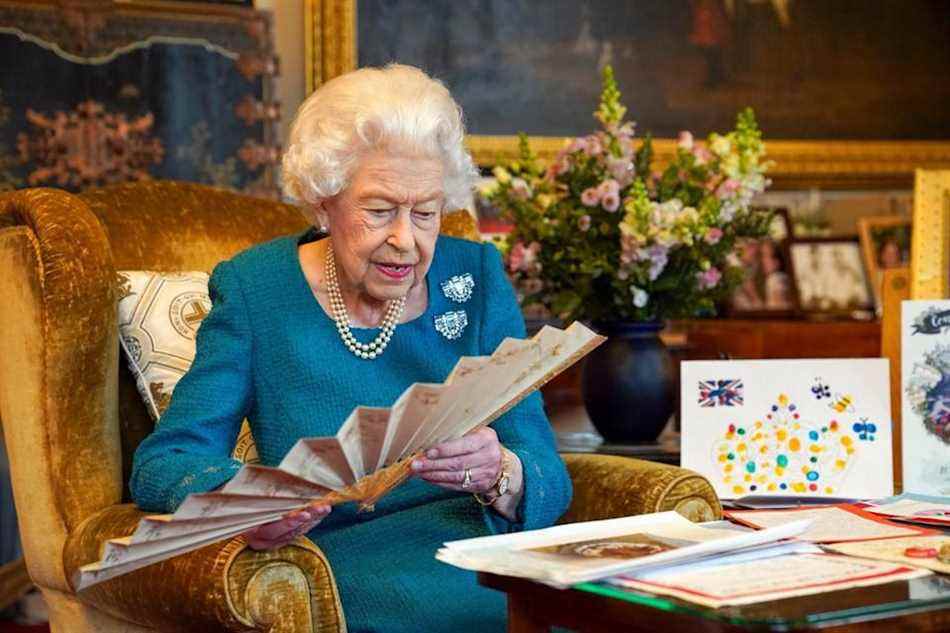 La reine inspecte un éventail présenté à la reine Victoria pour marquer son jubilé d'or en 1887 (Steve Parsons/PA)