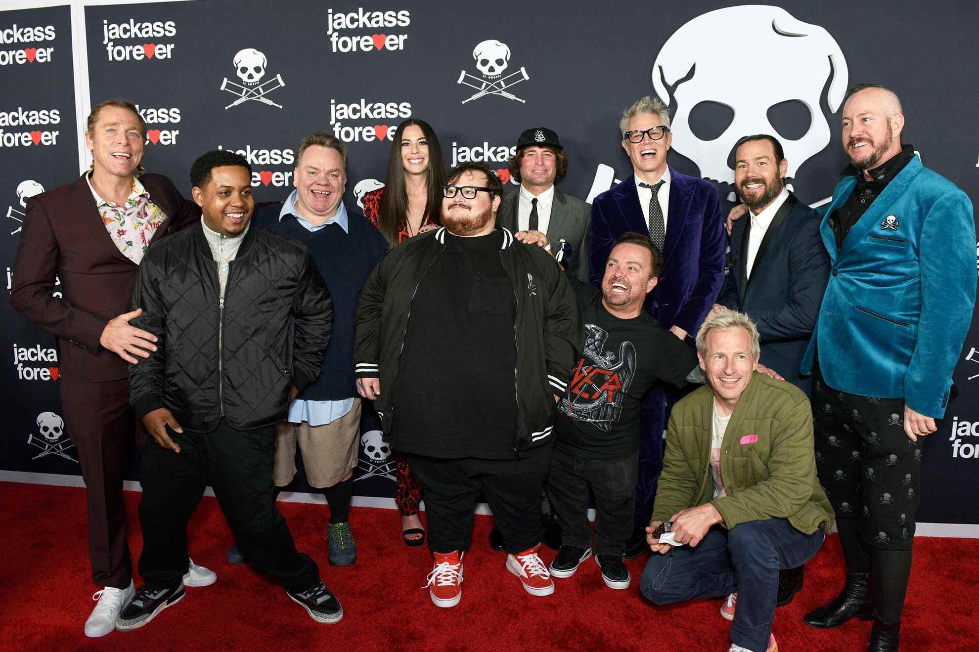 HOLLYWOOD, CALIFORNIE - 01 FÉVRIER : (LR) Dave England, Jasper Dolphin, Preston Lacy, Rachel Wolfson, Zach Holmes, Sean McInerney, Jason Acuña, Johnny Knoxville, Spike Jonze, Chris Pontius et Ehren McGhehey assistent à la première américaine de 