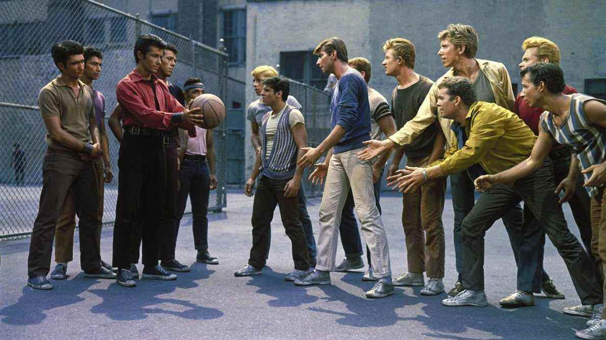 Les Sharks et les Jets s'affrontent sur un terrain de basket dans West Side Story.