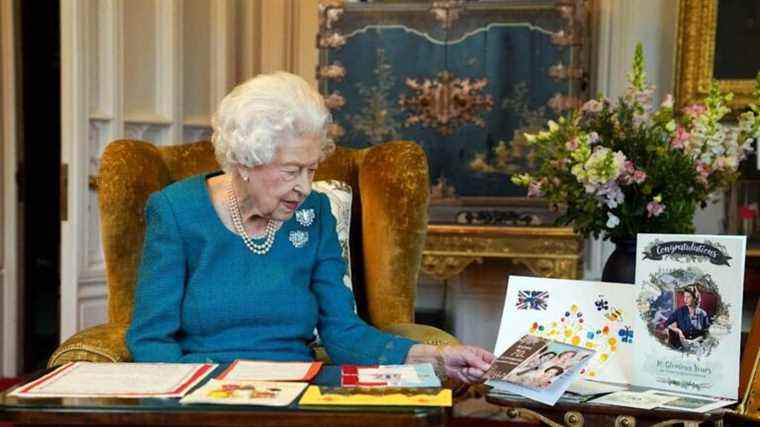 La reine porte les broches du 18e anniversaire de feu son père pour voir les cartes du jubilé